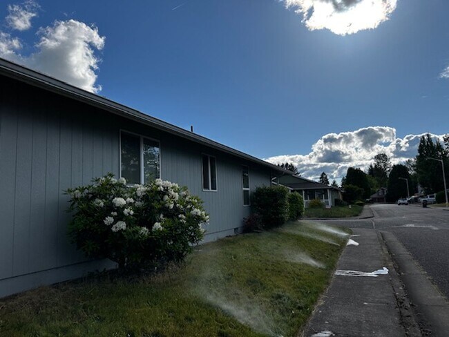 Building Photo - Clean 3 Bedroom 2 Bath Home In North Alban...