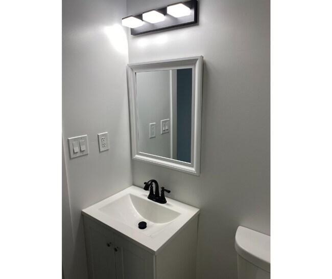 Building Photo - 710 N Fulton Ave