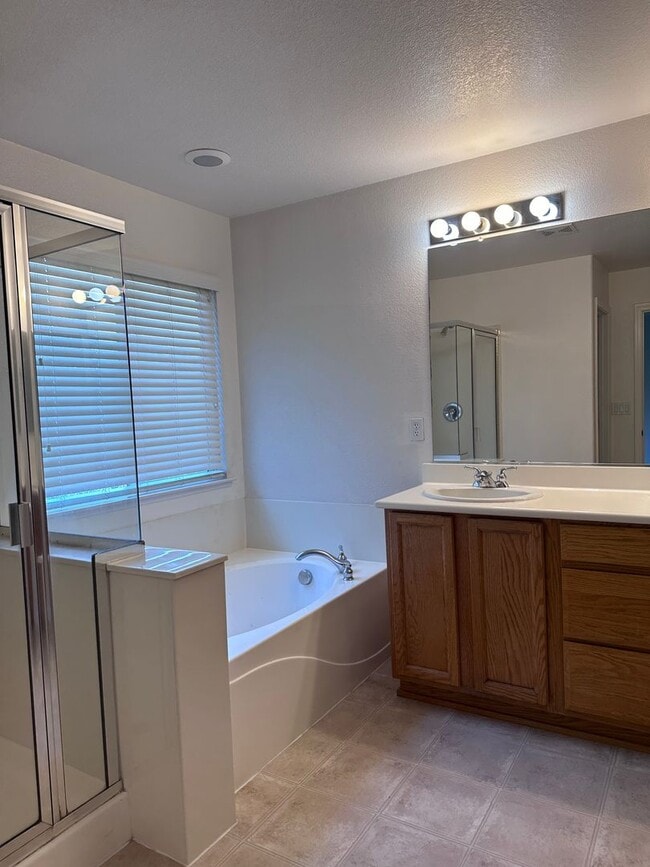 Building Photo - North Natomas- 3 Bed 2.5 bath 2 Car Corner home