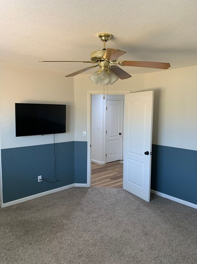 Building Photo - 3 Bedroom 2 Bath Home