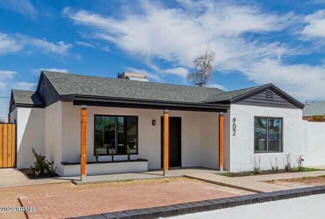 Building Photo - 902 E Fairmount Ave