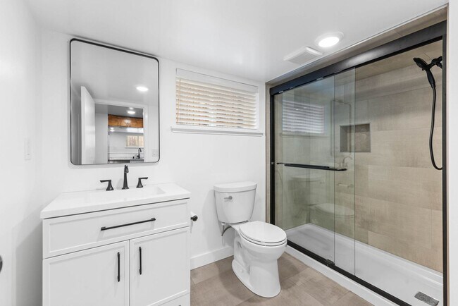 Building Photo - 3 Bed, 2 Bath, 1 Office/Guest - Fully Renovated Midtown Home