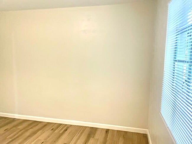 Building Photo - Modern 1 bedroom with yard!