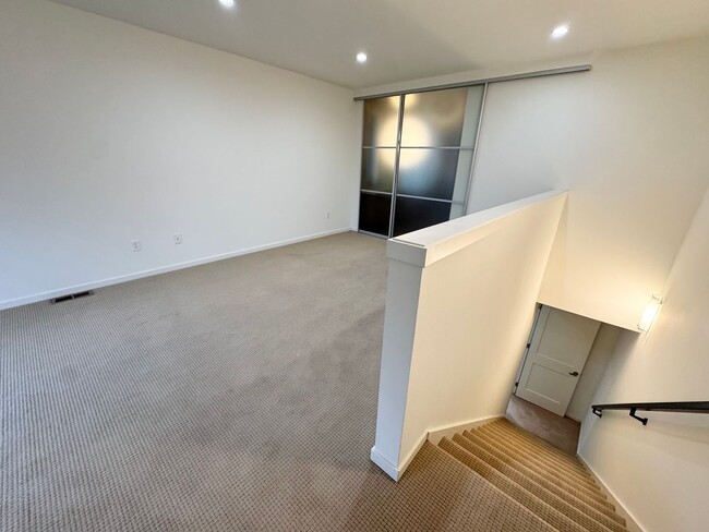 Building Photo - Rare Townhome 2 bed 2 bath in Heart of Bellevue Downtown