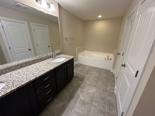 Building Photo - End Unit 3 Bed | 2.5 Bath Townhouse in Cha...