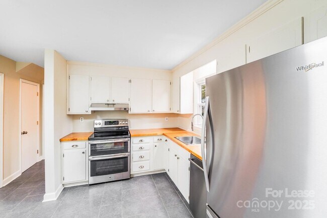 Building Photo - 5001 Vescova Ct