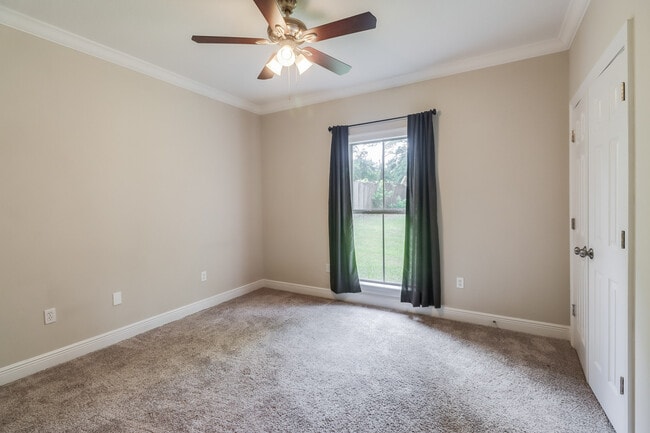 Building Photo - 15033 S White Swan Dr