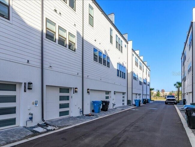 Building Photo - 2353 Brix St