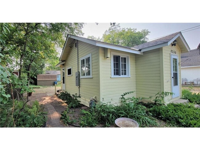 Building Photo - 2335 Hemlock Ln N