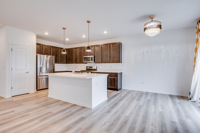 Building Photo - 205 Tinana St