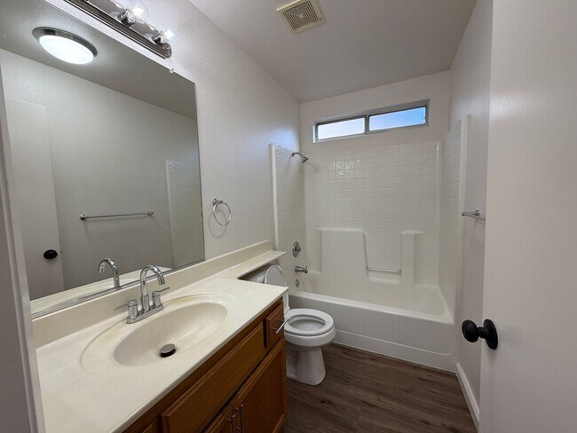 Building Photo - Newly updated single story 3 bedroom!