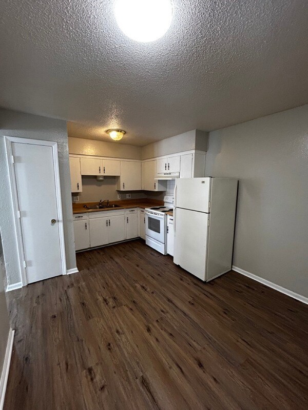 Building Photo - 1411 W Maple Ave