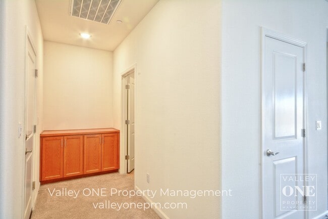 Building Photo - 933 Tipton Ln