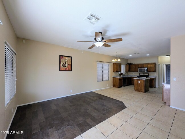 Building Photo - 8861 W Paradise Dr