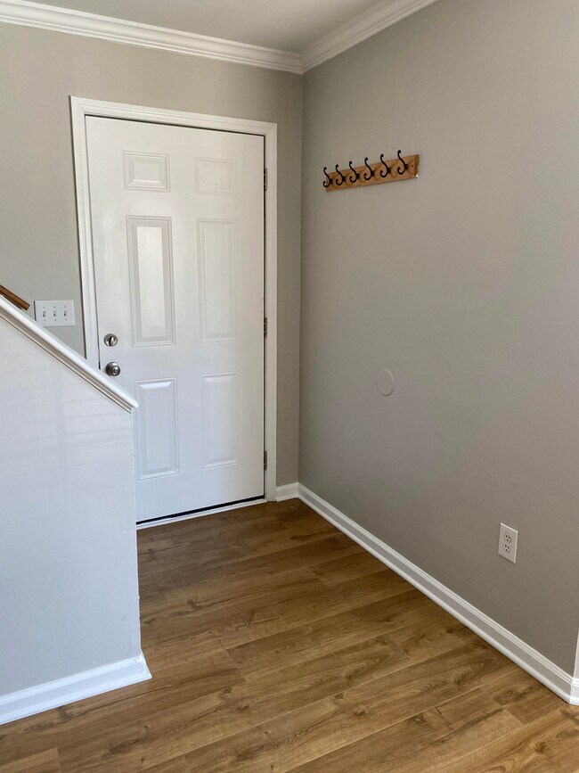 Main Entry - 537 Chandler Plz