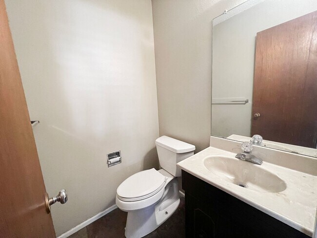 Building Photo - 3302 N Vista Dr