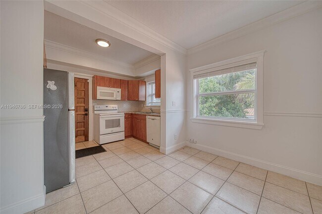 Building Photo - 2205 SW 13th St