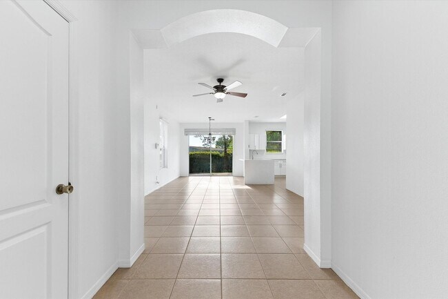 Building Photo - 402 Seminole Palms Dr