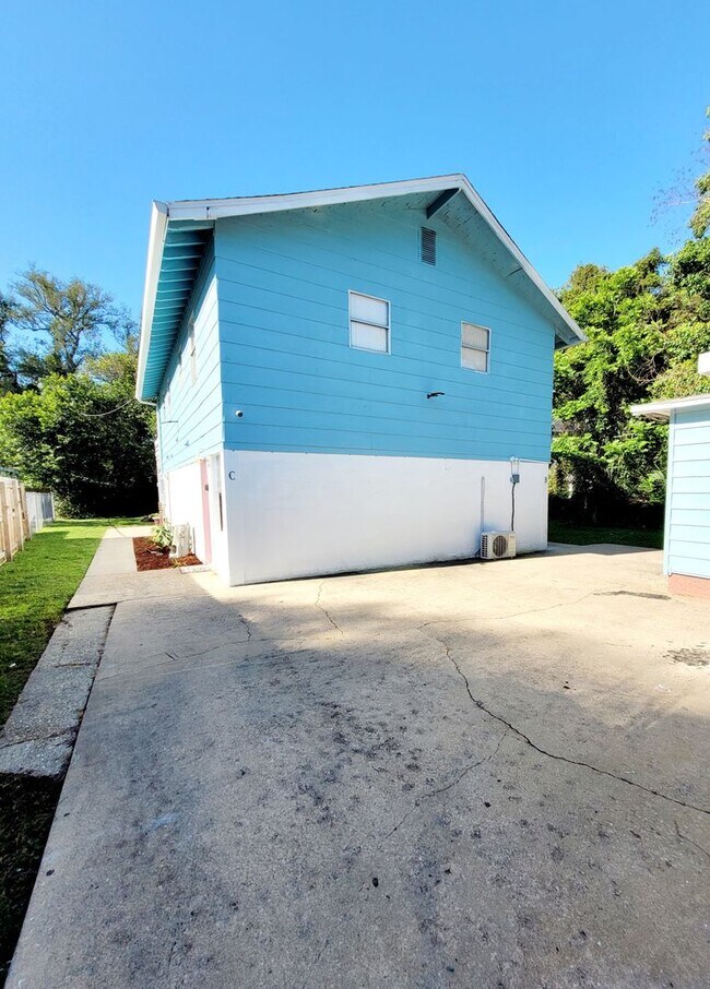 Building Photo - 3 bedroom home with Electric included