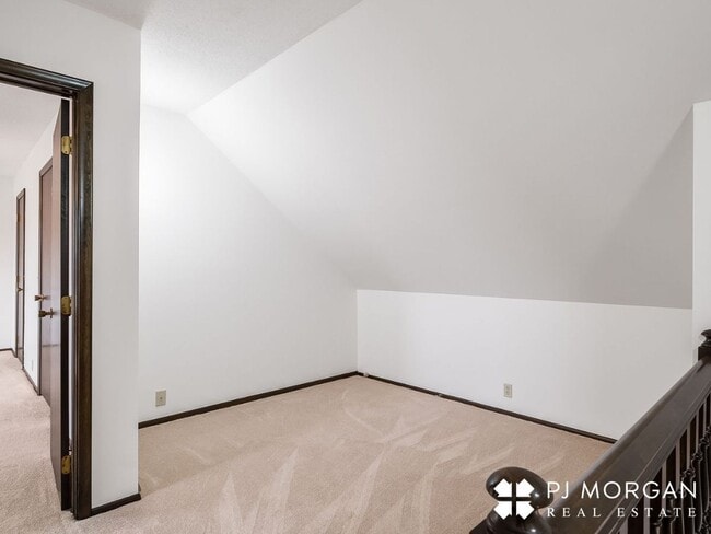 Building Photo - 3 Bed 3 Bath Duplex - Available now