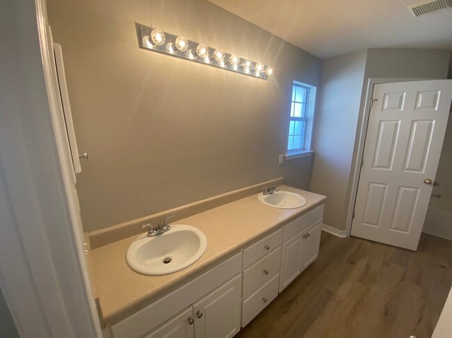 Building Photo - 9676 Parker Lake Cir