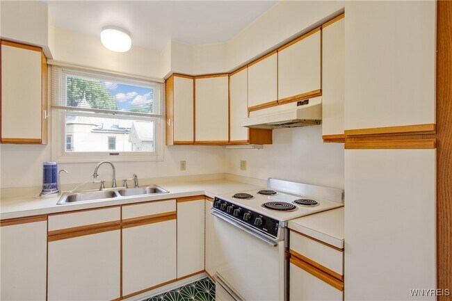 Building Photo - 433 Linwood Ave