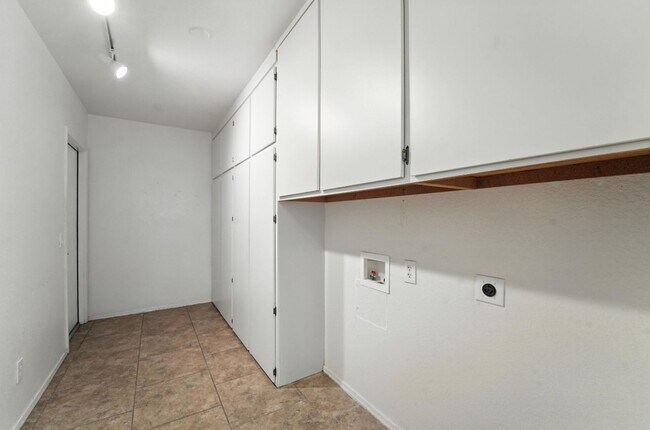 Building Photo - Resort-Style Living in Sunbird Golf Resort...