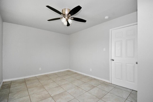 Building Photo - 8127 Colonial Ln