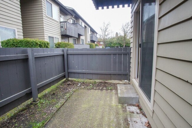 Building Photo - Close-in SE: Garden Level 1 Bdr w/ DW, Pri...
