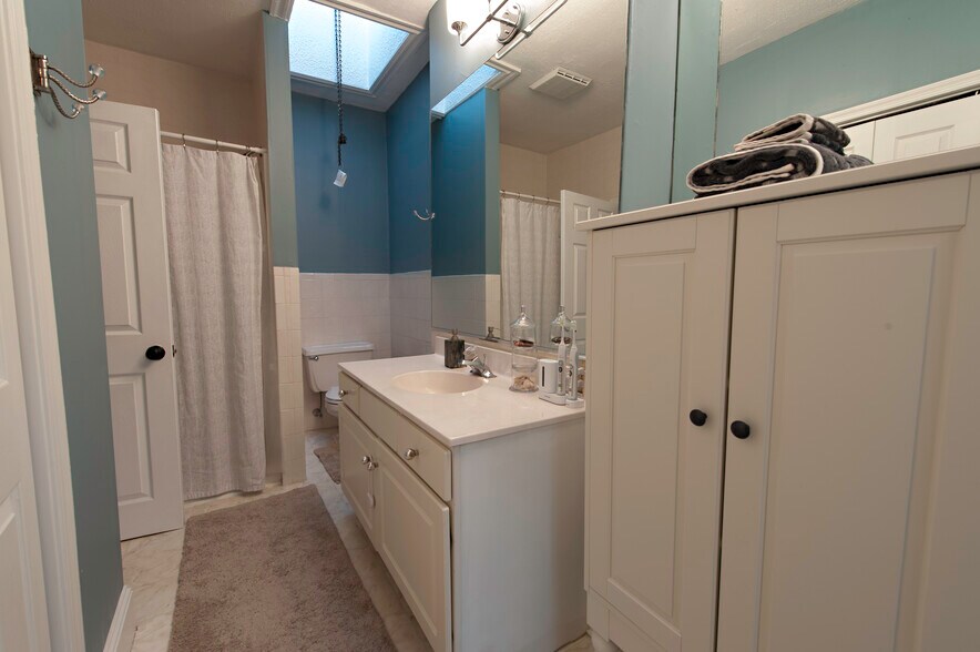 Building Photo - 1809 Lovering Ave