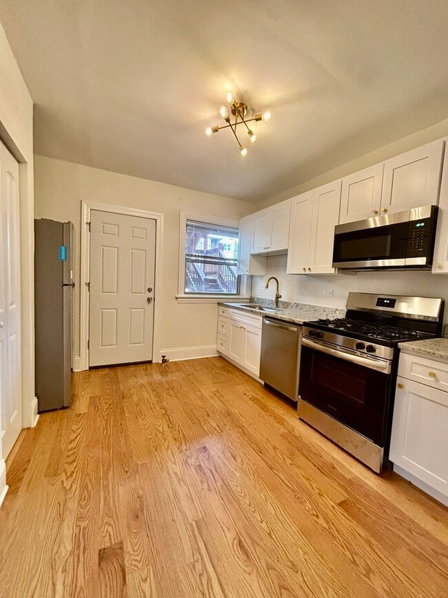 Building Photo - 4057 N Sacramento Ave
