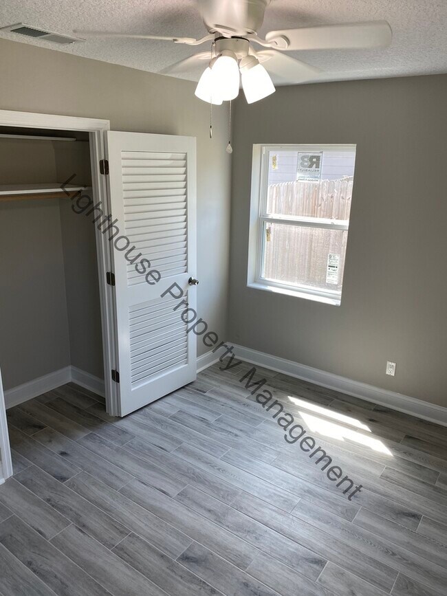 Building Photo - Beautiful 3 Bedroom Home With Fenced Backyard