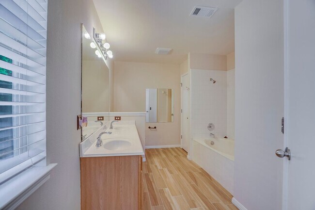 Building Photo - 1013 Lantana Ln