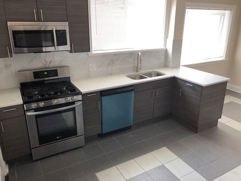 Building Photo - 6441 N Francisco Ave