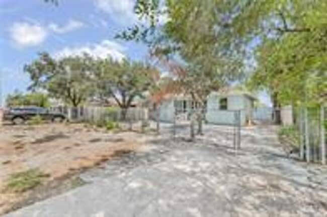 Building Photo - SPACIOUS! LOCATION!