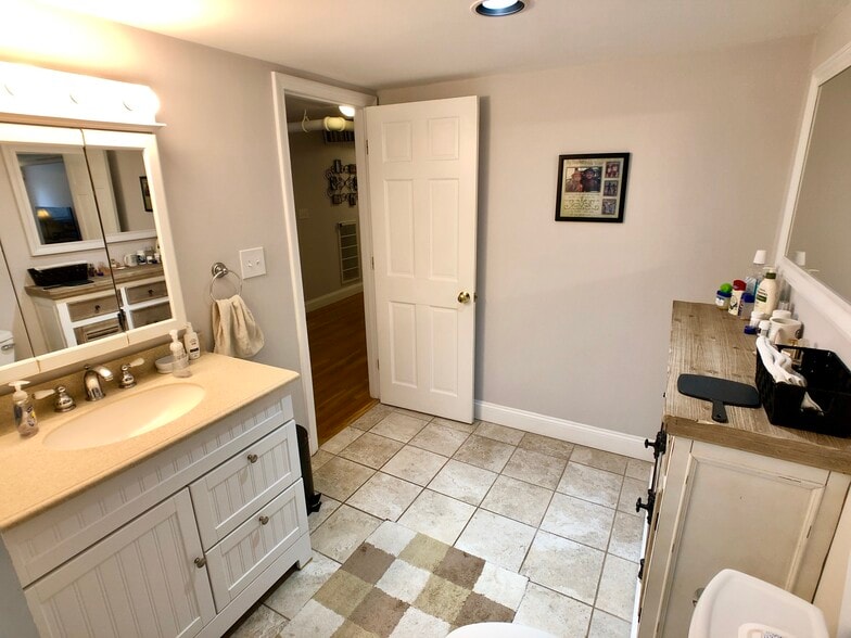 Building Photo - 592 Centre St