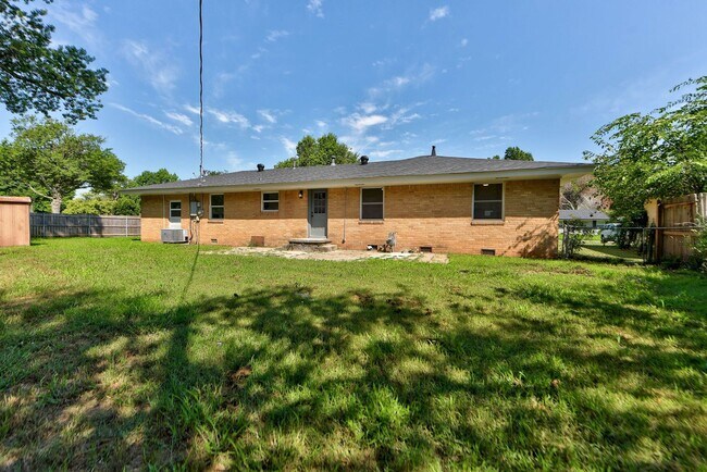 Building Photo - Fully Renovated 4 Bed, 2 Bath Just Minutes from Campus