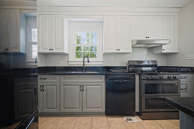 Building Photo - RARE FIND-4 BEDROOMS, 2 BATHROOMS, FENCED BACK YARD and GARAGE-PETS!!