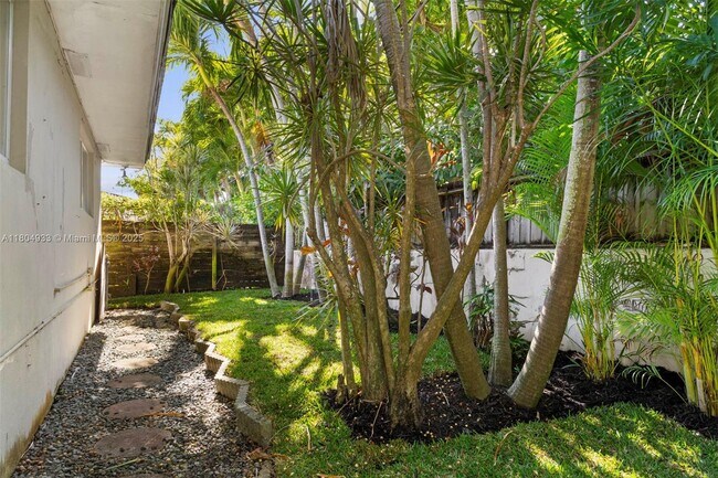 Building Photo - 6140 Pine Tree Dr