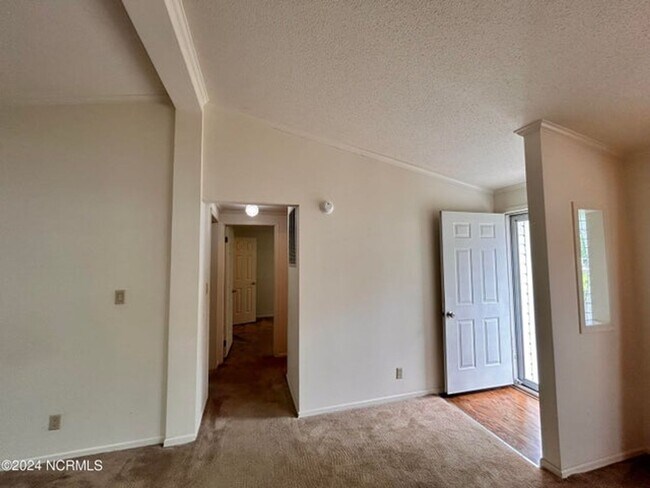 Building Photo - 1075 Captains Ct