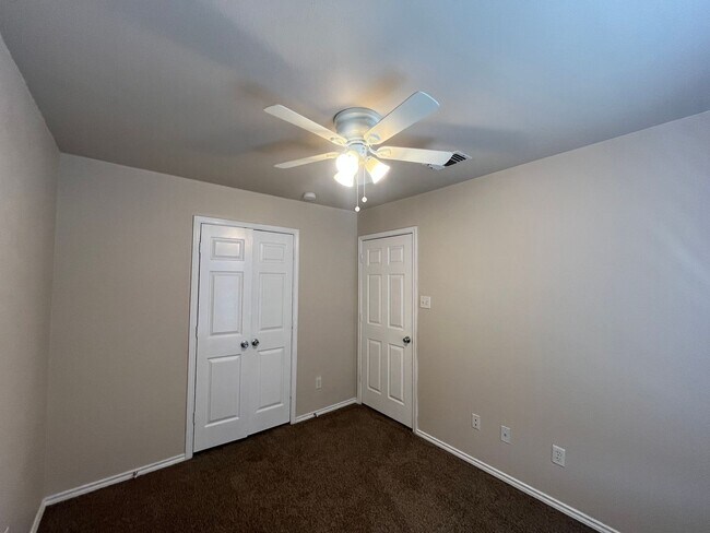 Building Photo - 5811 Golf Bend