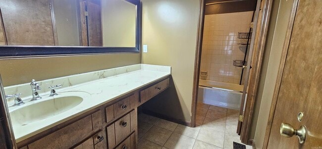 Building Photo - 107 Roundleaf Ct