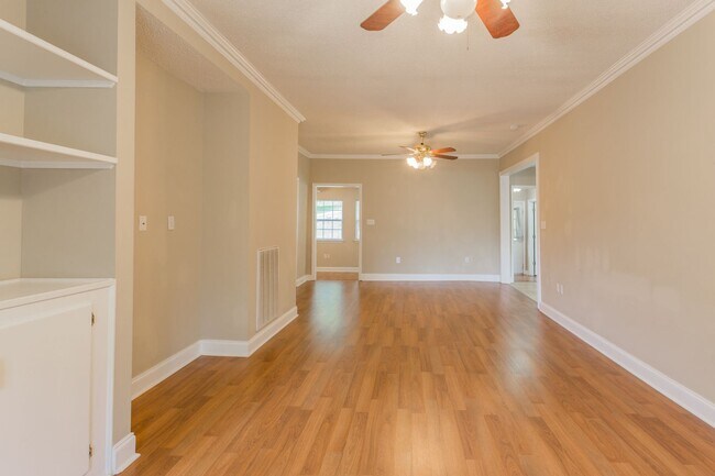 Building Photo - Charming home on River Canyon Drive