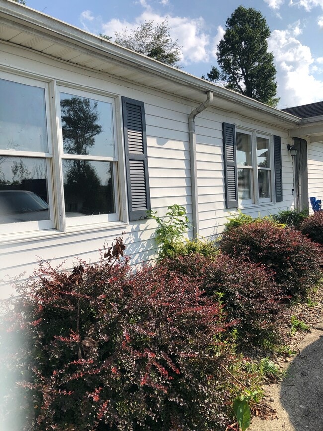 Building Photo - 1050 Scarlett Ln