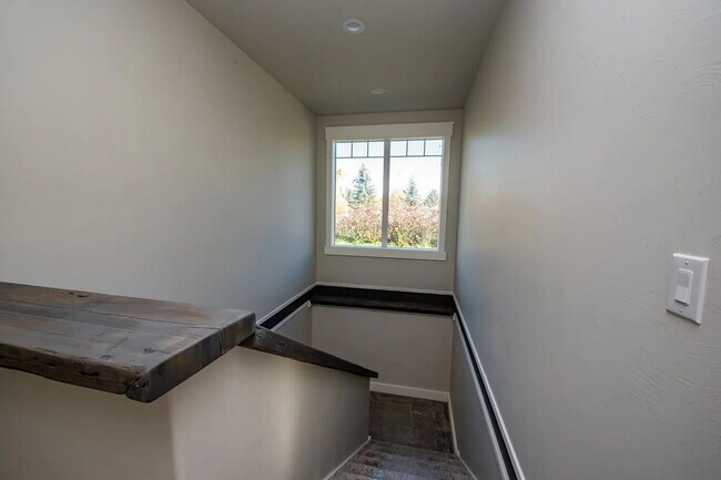 Building Photo - Beautiful and Spacious 3 Bed, 2.5 Bath Hom...