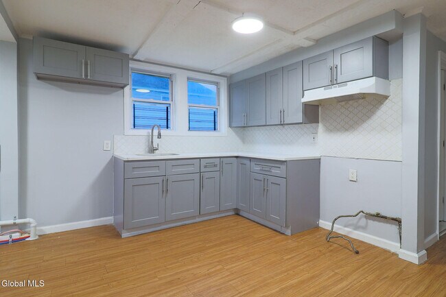 Building Photo - 111 Duane Ave