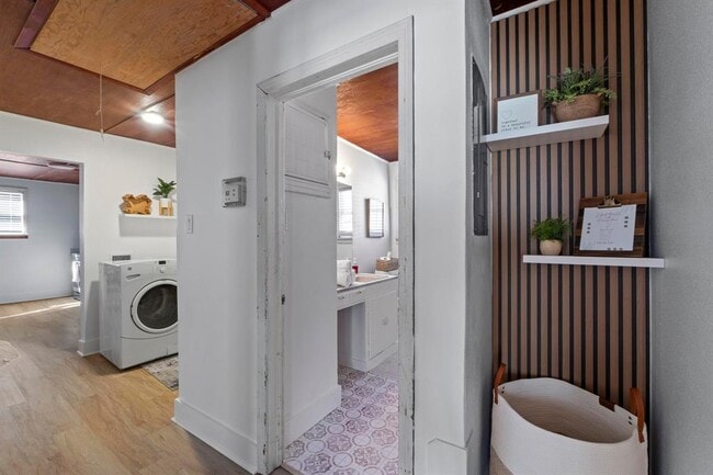 Building Photo - 1308 E 12th St