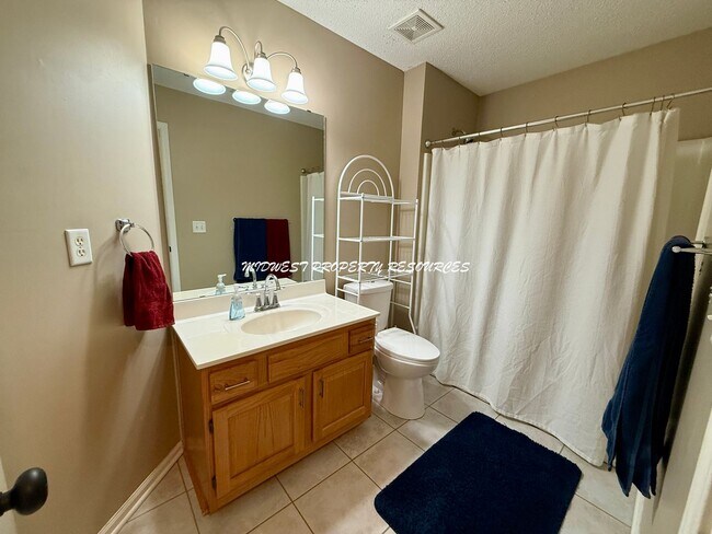 Building Photo - BEAUTIFUL TWO-STORY HOME w/POND VIEWS