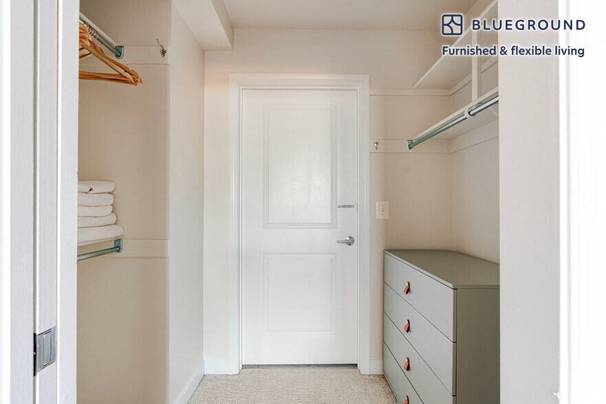 Building Photo - 3900 Fairfax Dr