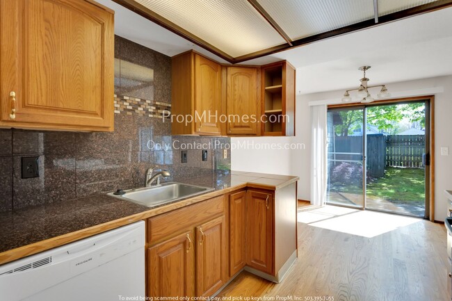 Building Photo - Two Bedroom, Charming Townhouse In the Hea...